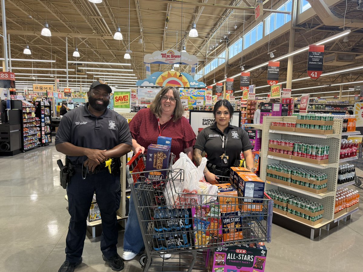 HCSO_NPD's tweet image. A heartfelt thank you to Nancy at @HEB Vintage from the @HCSOTexas Peer Support Network for her generosity and continued support. Your kindness goes a long way in helping us care for the well-being of our team. #CommunitySupport #HCSOPeerSupport