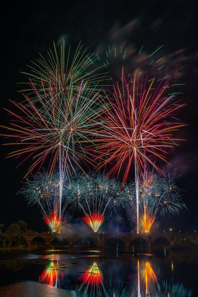 paabloestevez's tweet photo. 🎆Feliz San Juan. 🎆

Fuegos artificiales San Juan 2025, Badajoz. 📷🎡 https://t.co/hJlZH1CdGB