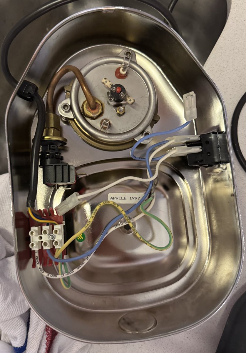 La Pavoni Profesional del 97 restaurada y modificada. 
Se ve que en algún momento alguien las vendía en Argentina, y hay varias dando vuelta de los 90 y antes también.