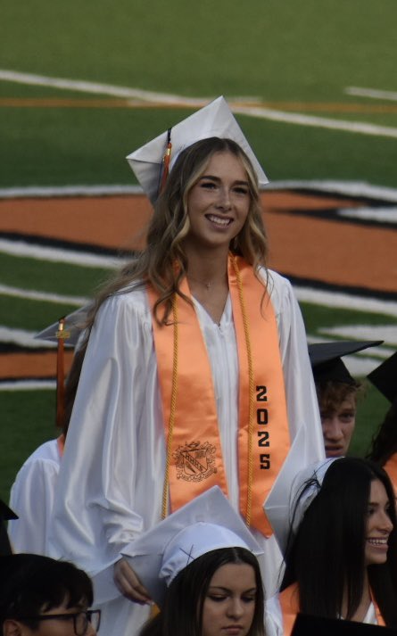 CR2481's tweet photo. 🎓Hasbrouck Heights HS Class of 2025🎓
I can’t believe that Mackenzie is officially a high school graduate. From the classroom to the field, she has dedicated herself to being the best she can be.  Florida Atlantic University got a good one.We can’t wait to see her do big things. https://t.co/zUGAjnr0Rh