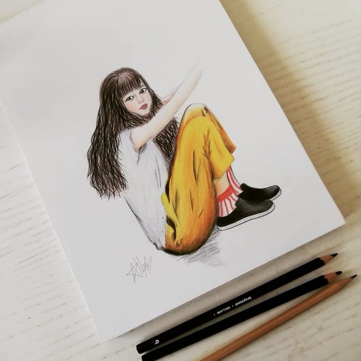 omajination's tweet image. Throwback to the one time I attempted to draw Yui 🥺❤️
(I know the picture I used as reference is a widespread edit, but I really like it).
#YuiMizuno #水野由結