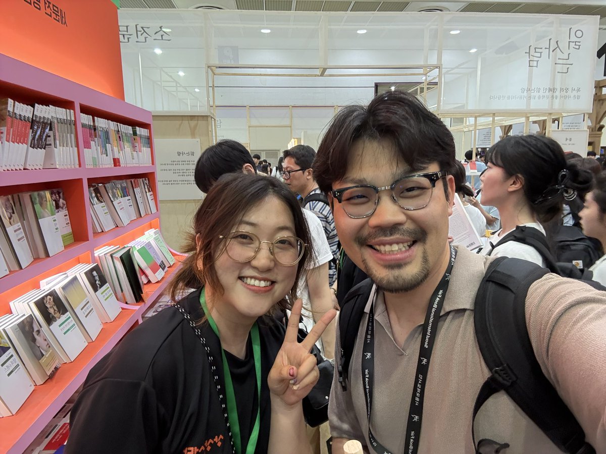 도서전!
굿즈는 못참지. 챙겨주신 황금가지 여러분 감사합니다.

그리고 참 오래 좋아했던 민음사티비 아이돌영접.