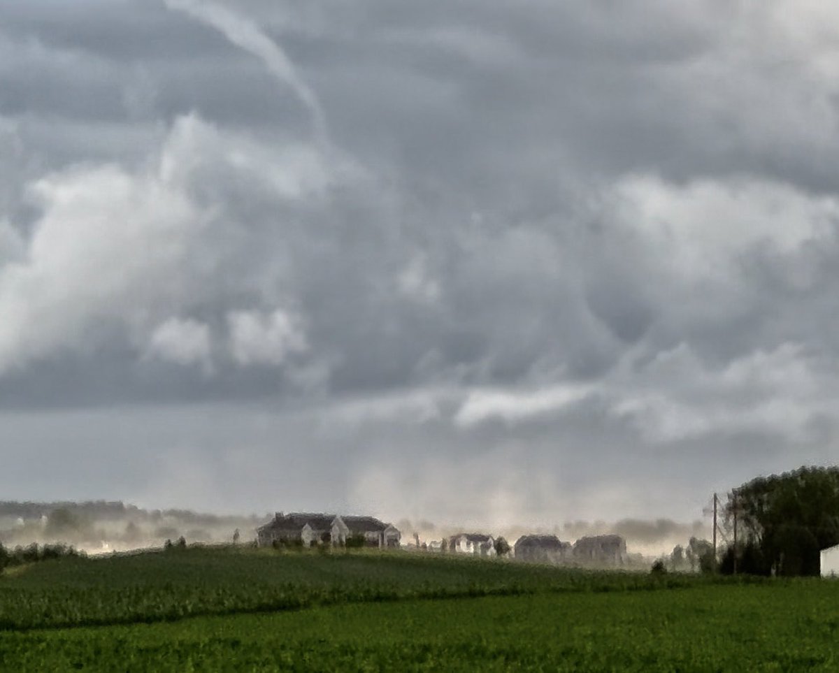 Tornado/gustnado thingy near Waunakee, WI at 6:06pm central. <a href="/NWSMilwaukee/">NWS Milwaukee</a>