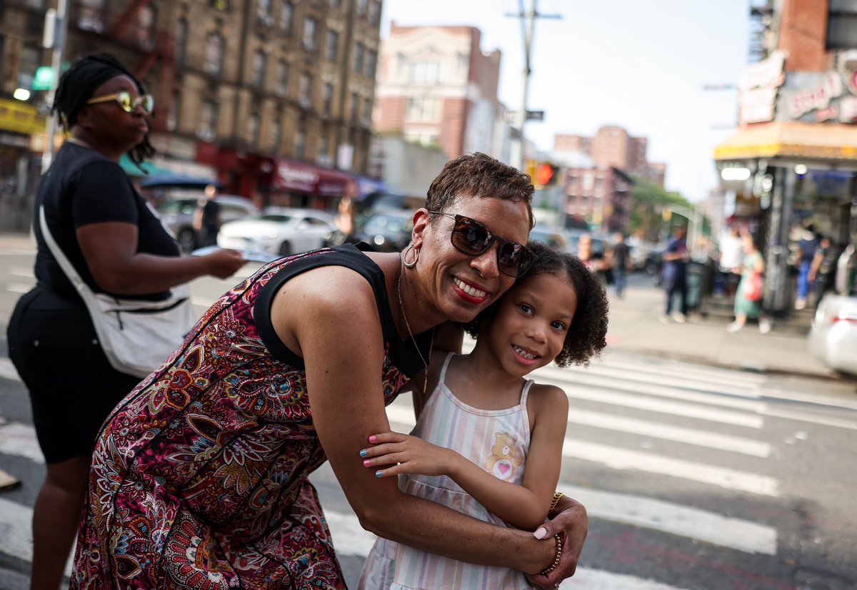 AdrienneEAdams's tweet image. We were having such a fun day in Harlem, we decided to head down to 110th and greet more voters on their commute home! Tomorrow, we VOTE, New York! Let’s do this! 💪 🗳️