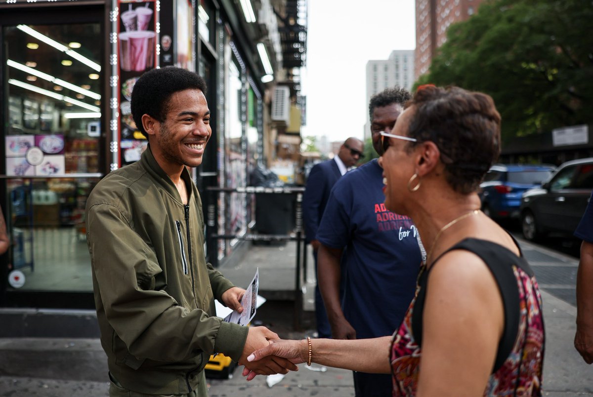 AdrienneEAdams's tweet image. We were having such a fun day in Harlem, we decided to head down to 110th and greet more voters on their commute home! Tomorrow, we VOTE, New York! Let’s do this! 💪 🗳️