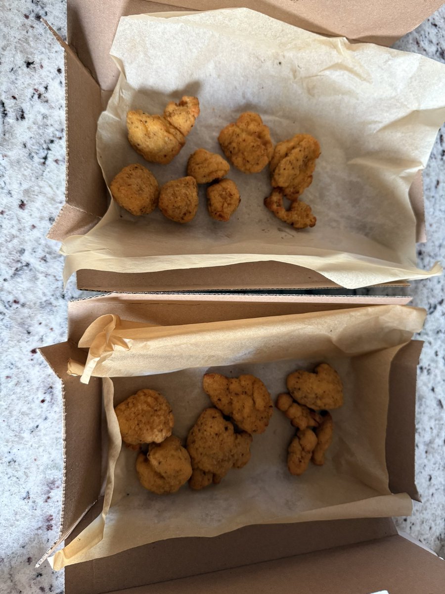 LiquidCipher's tweet photo. @dominos you really need to do better. Your Rochester NH location considered these to be pieces of chicken…. And they’re all batter no chicken. Not cool regardless of it being $6.99. https://t.co/5AKrhVEm1s