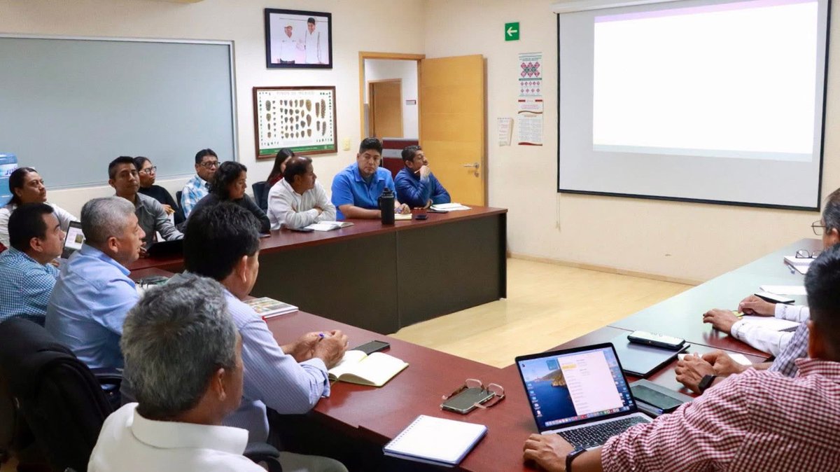 SEFADER Oaxaca (@sefader_goboax) on Twitter photo TRABAJAMOS EN BENEFICIO DE NUESTROS HERMANOS DE LA COSTA
Para continuar con las acciones de trabajo en la región costa, se reune el secretario <a href="/LopezLeyvaV/">Víctor López Leyva</a> con subsecretarios y equipo de la #Sefader para analizar y evaluar las afectaciones ocasionadas por el huracán Erick; se TRABAJAMOS EN BENEFICIO DE NUESTROS HERMANOS DE LA COSTA
Para continuar con las acciones de trabajo en la región costa, se reune el secretario <a href="/LopezLeyvaV/">Víctor López Leyva</a> con subsecretarios y equipo de la #Sefader para analizar y evaluar las afectaciones ocasionadas por el huracán Erick; se