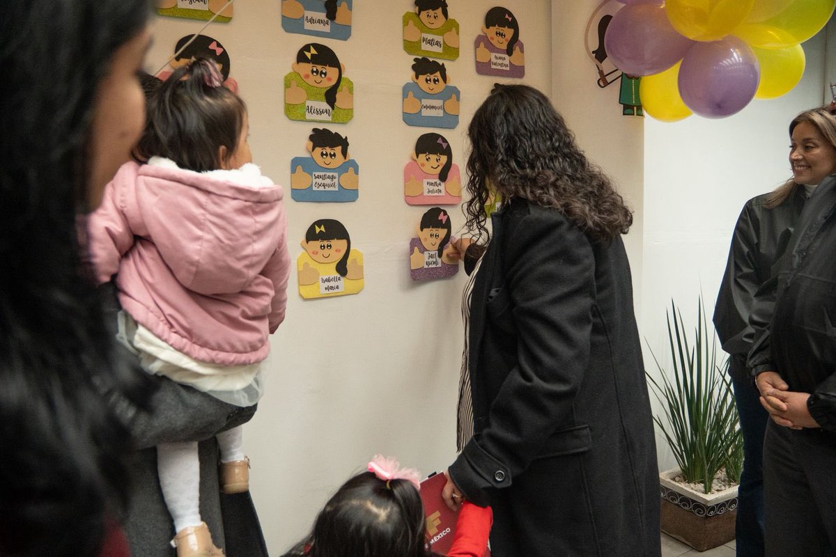 DIFEM_'s tweet photo. Felicitamos de todo corazón a las tres familias que hoy transformaron su vida con amor al concluir su proceso de adopción. Agradecemos al Presidente del @PJEdomex, Dr. Fernando Díaz Juárez, por su compromiso en este acto que fortalece el tejido familiar. ❤️ 👧🏻 👦🏻#ElPoderDeServir https://t.co/4JWQN4OHxV