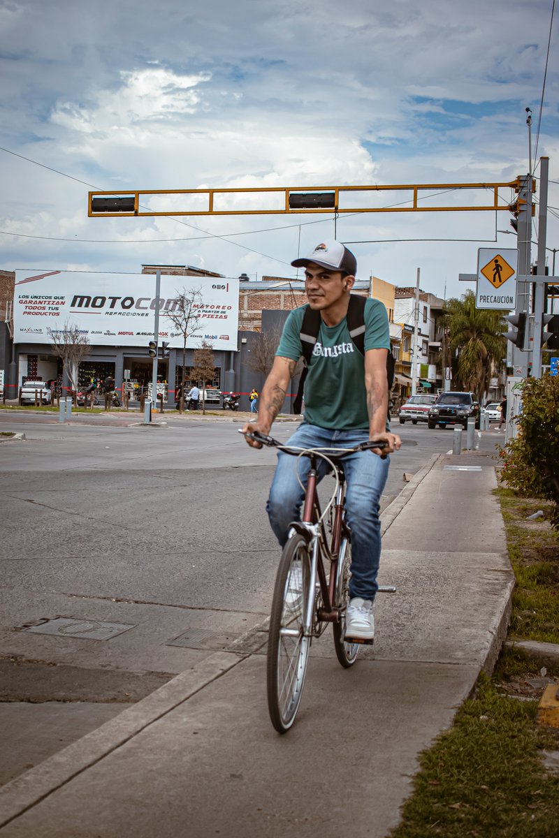 bicitografo's tweet photo. El verdadero cambio se ve en las calles…
y tú, sobre dos ruedas, lo haces posible. 🌆🚲
#CiudadBicicletera #InspiraRodando #CambioSilencioso #BiciEnMovimiento https://t.co/iX2YwecgdS