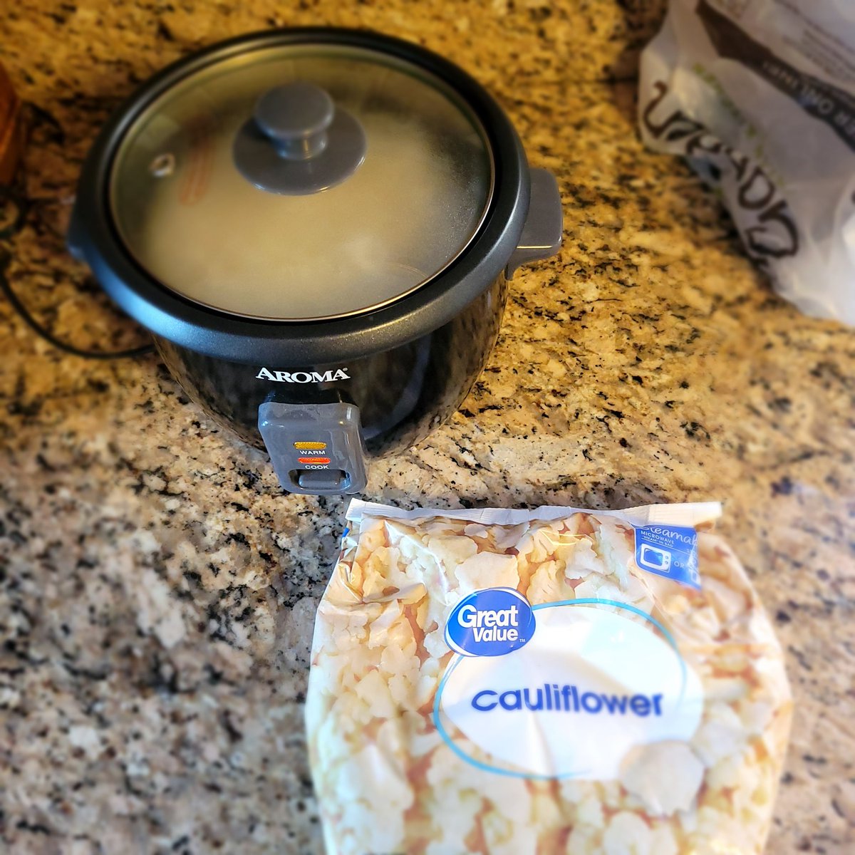 I'm making dinner. Am I trad wife, now?
🐔 Teriyaki chicken thighs w/crushed red pepper
🥦 Cauliflower 
🍚 Jasmine rice