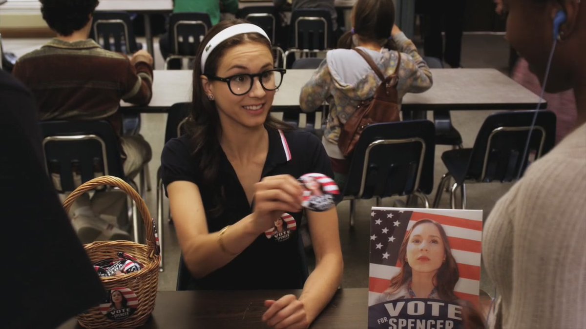 queria tanto mais episódios de pll no modelo flashback antes do desaparecimento da alison.