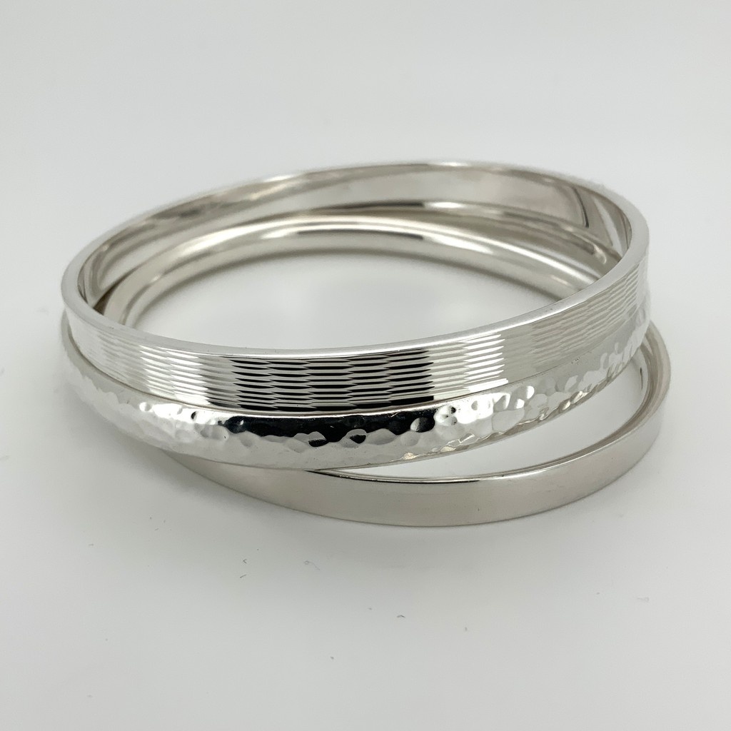 Selection of solid silver bangles, hammered finish, patterned and plain shown here. many more styles in store.

#jewelworkjewellers #silverbangles #solidsilverbangles #hammeredfinishsilver
#banglesandbracelets #finejewellery #worthing