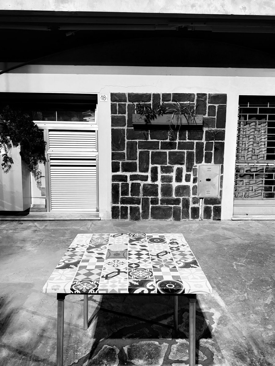 Alonein43672278's tweet image. #photography #blackandwhite #table #walls #compositions #night