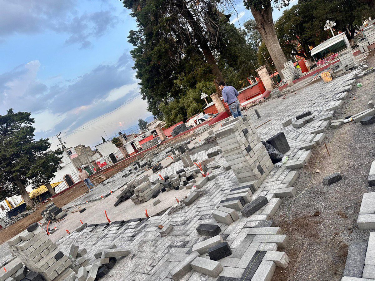 Hoy tuve el gusto de visitar la explanada del atrio de la parroquia de nuestro Municipio, donde conversamos con quienes  realizan los trabajos de remodelación de este espacio tan significativo para la comunidad de Cuyoaco. 

#LaTierraQueSoñamos ⛰️