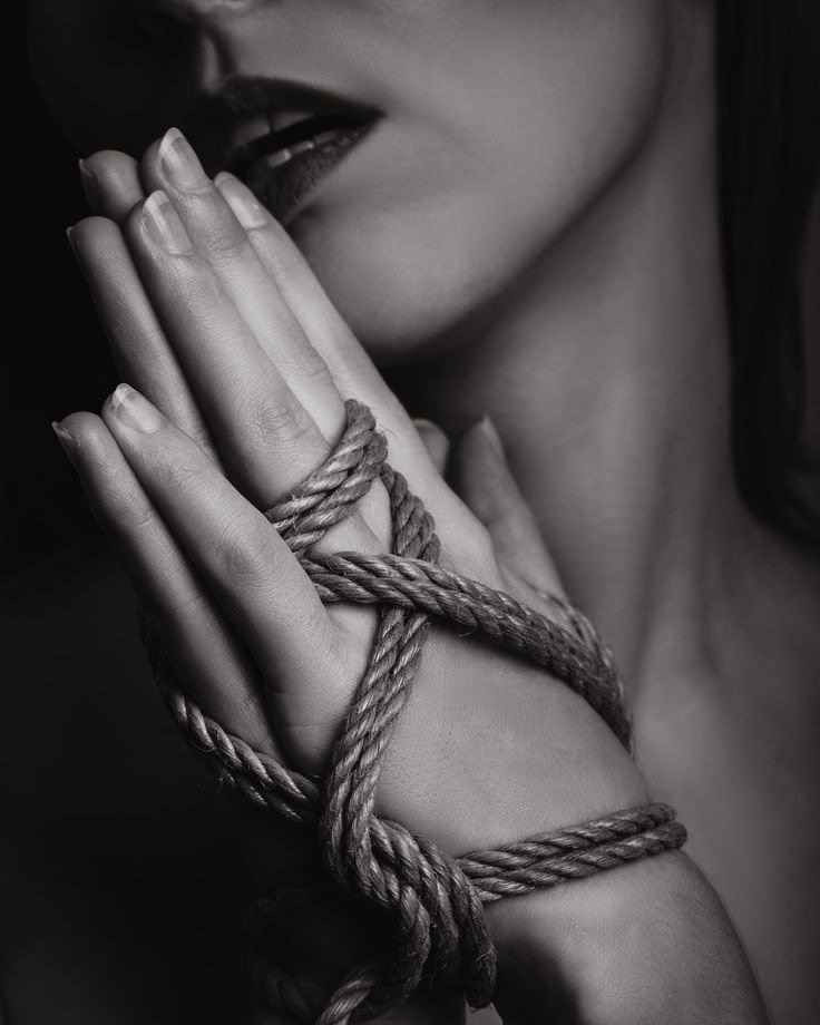 InfamePoeta's tweet photo. Es de Caballeros...
Ofrecerle la oportunidad
De explorar aquello
En lo que anhela creer
Aún si es
El más vil de los credos
Uno donde el pecado
Es meta y premio.
#InfameSentir
#MiMusa
#EroTuits
#PoesíaYErotismo https://t.co/uxRNuUiQkl