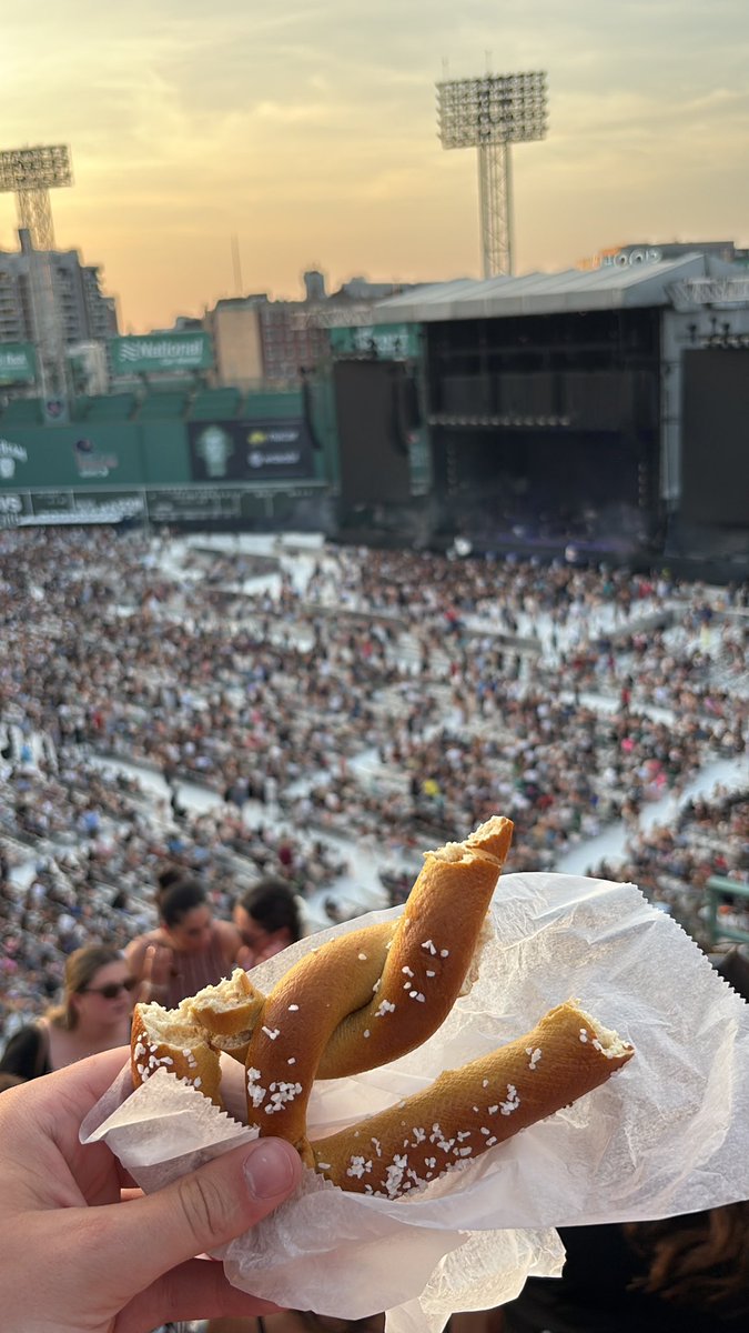 mcnooner1990's tweet photo. Pretzel and some music to end the night. Thank you to all the boys and girls in blue for keeping us safe. And a special thanks to Fenway Frank as the eyes in the sky 😽😽 #StayFroggy🐸 https://t.co/wgDktyqYud