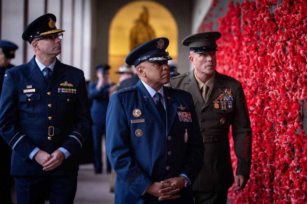 VCDF_Australia's tweet image. I had the privilege of hosting @US_STRATCOM Commander GEN A. Cotton and his delegation during their visit to Australia last week.
GEN Cottonโs visit builds on ๐ฆ๐บ and ๐บ๐ธโs commitment to enhance interoperability and strengthen regional security across the Indo-Pacific.