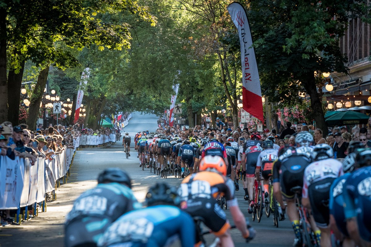 Into the thick of it 🚴🚴🚴

#gastowngrandprix #GGP2025 #gastown #bcsuperweek #vancouverevents