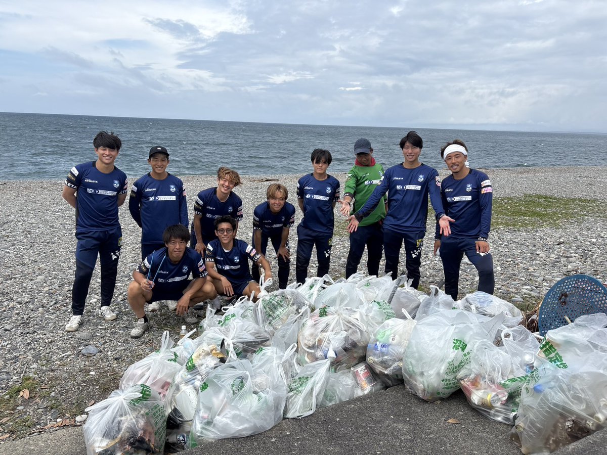 昨日、アスルクラロ沼津オフィシャルパートナー企業の皆様と合同で千本浜のビーチクリーン活動をおこないました。
 選手10名が参加をし、日ごろからご支援いただいている皆様と直接お会いした中で活動をすることが出来ました。