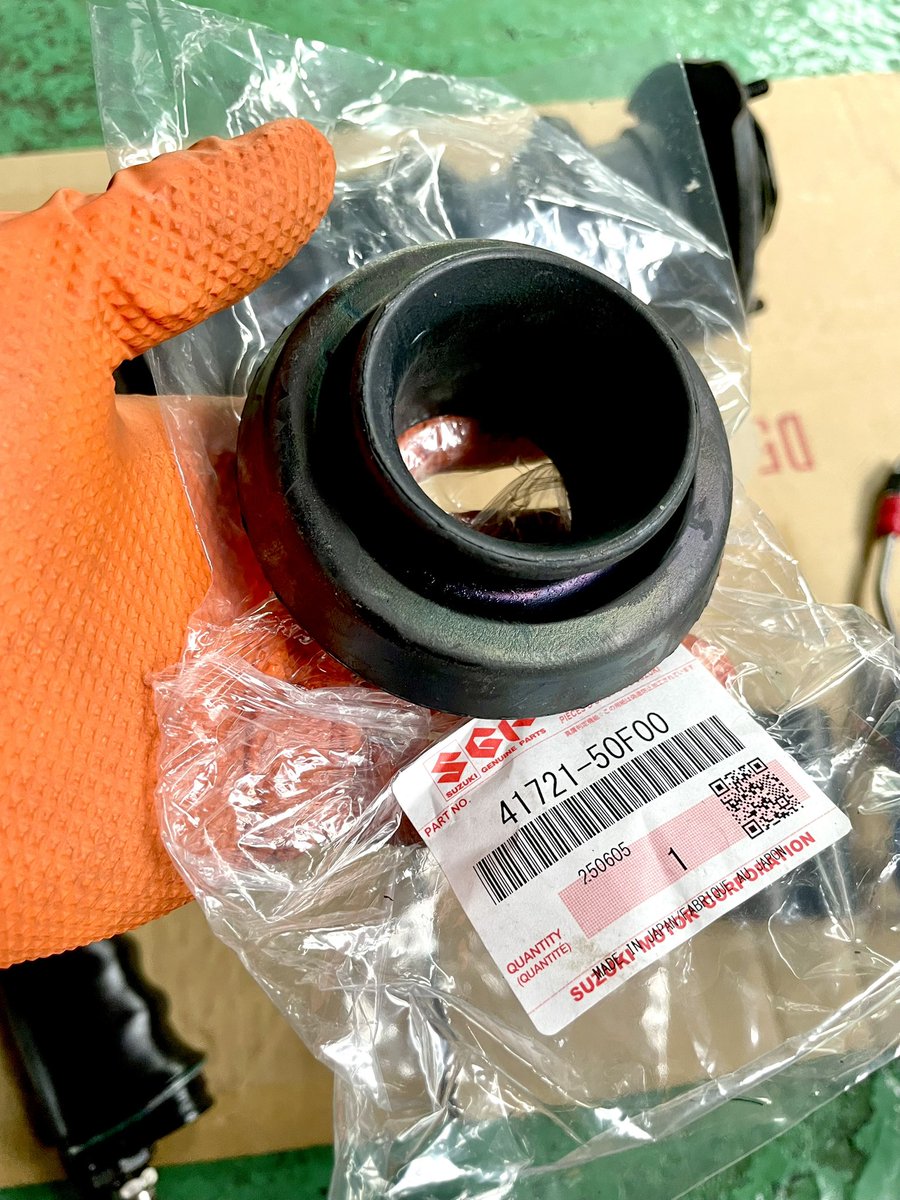 takaHW_hunter's tweet photo. 平成9年DF51Vエブリィバンのストラットサポートが前の日に注文して次の日に入荷するって普通に凄いと思うんだけど。
他のメーカーなんてこんな古いと廃盤で部品出ないからね!
#スズキ
#スズキ純正部品
#DF51V
#エブリィバン https://t.co/ejQiMMJIFK