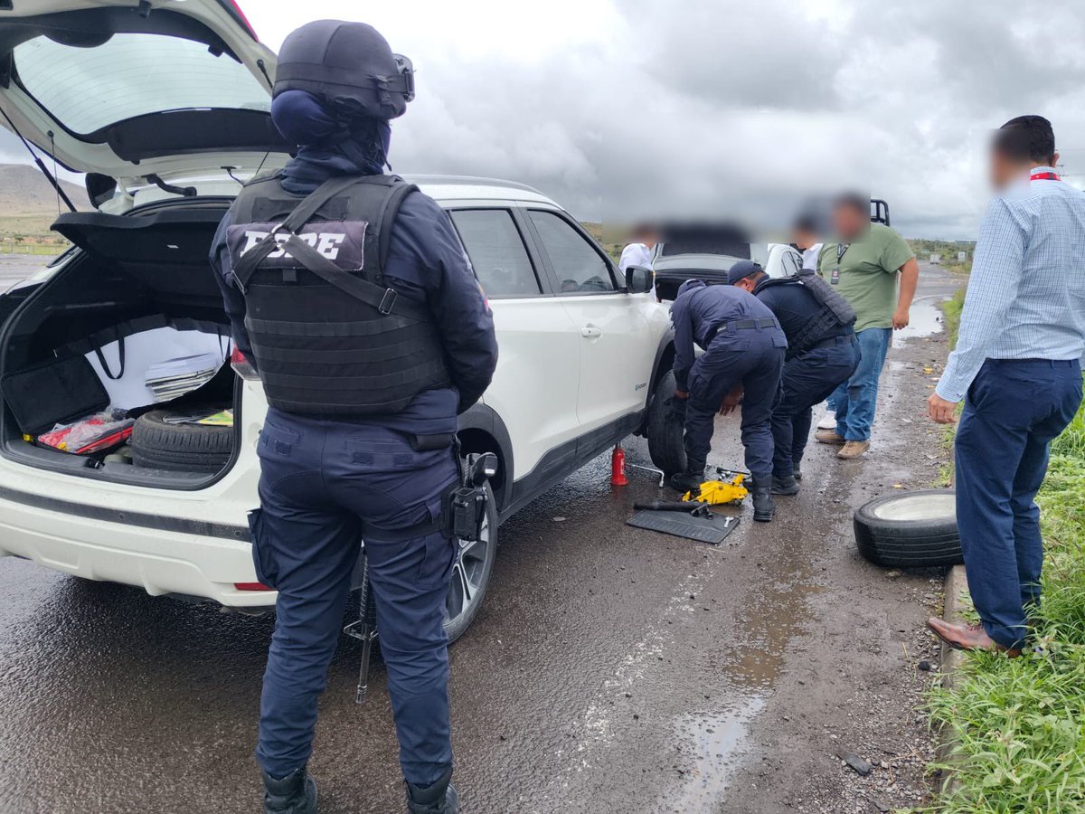 Un gesto que hace la diferencia 🫂
Durante un recorrido en la carretera San Felipe - San Luis Potosí, apoyamos a dos hombres y una mujer originarios de SLP, luego de que su vehículo sufriera una ponchadura.
Se les ayudó y continuaron su camino tranquilos y agradecidos. 
#CONFIA