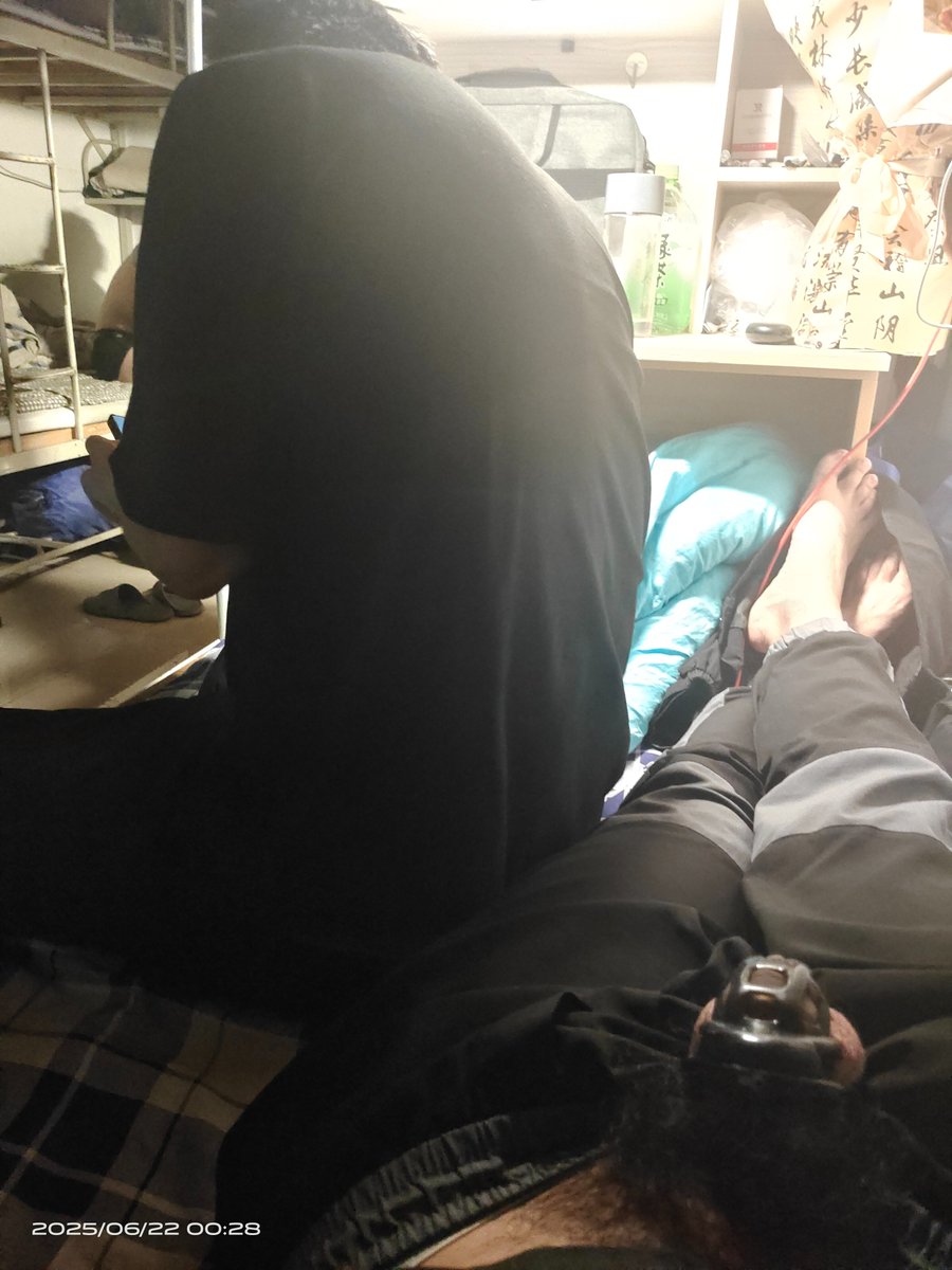 脱到这已经是我胆量的最大限度了…左上方还有同学 面前这个也会随时回头 拍完赶紧提上了真的吓人.…