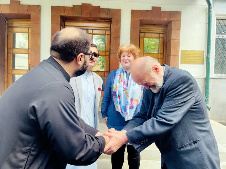 Usama Maneer official (@usamamunir037) on Twitter photo پابندیوں کے ذریعے اقوام کی سوچ، معیشت، فن اور ثقافت کو دبایا جاتا ہے۔ہم ایک (Global Village) میں رہ رہے ہیں، جہاں ہمیں نفرتوں کی نہیں بلکہ تجارت، راہداری اور ثقافتی تبادلے کی ضرورت ہے۔دنیا کو اب امن، آزادی اور انسانیت کی ضرورت ہے، نہ کہ جنگوں اور پابندیوں کی۔
<a href="/AimalWali/">Aimal Wali Khan</a> ایمل خان پابندیوں کے ذریعے اقوام کی سوچ، معیشت، فن اور ثقافت کو دبایا جاتا ہے۔ہم ایک (Global Village) میں رہ رہے ہیں، جہاں ہمیں نفرتوں کی نہیں بلکہ تجارت، راہداری اور ثقافتی تبادلے کی ضرورت ہے۔دنیا کو اب امن، آزادی اور انسانیت کی ضرورت ہے، نہ کہ جنگوں اور پابندیوں کی۔
<a href="/AimalWali/">Aimal Wali Khan</a> ایمل خان