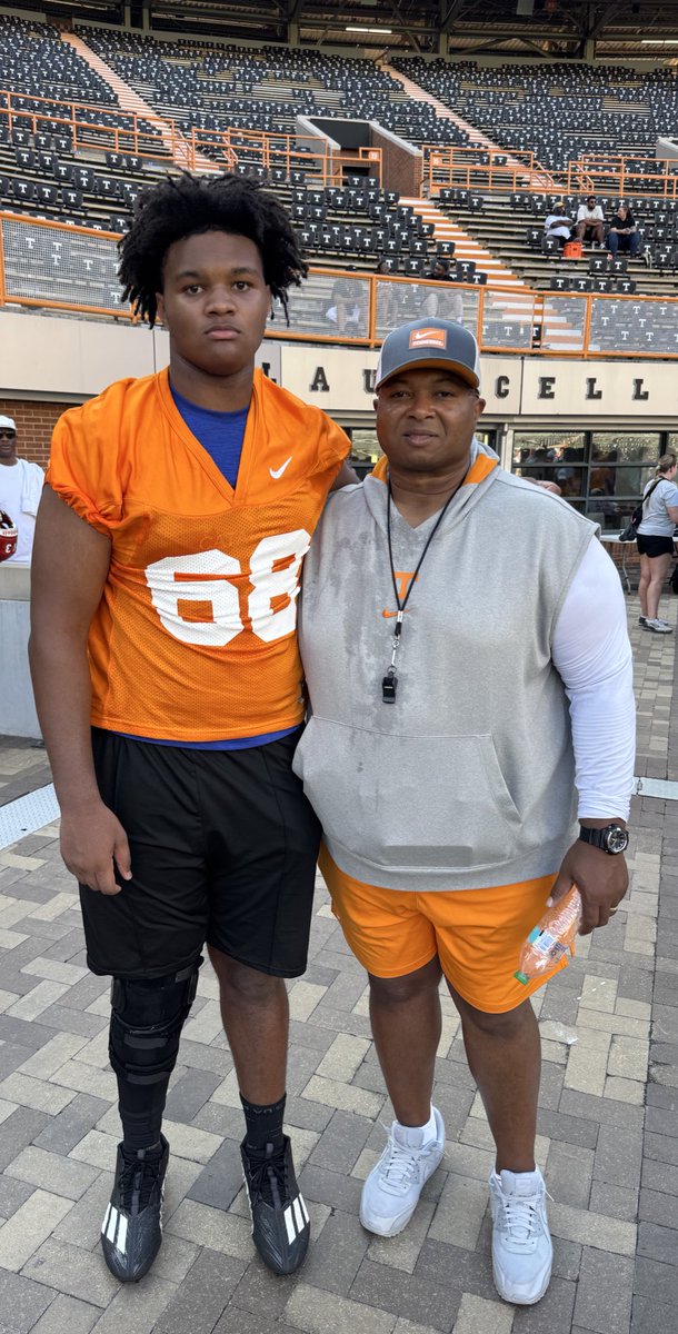 ChaseFosterII13's tweet image. Last camp @Vol_Football and it was gr8🍊Getting better and building relationships.Can’t wait to go back for a game❕🔙 to grind szn 🦾 @LevornH @coachg76 @Ruzic_Steven @coachjoshheupel @CoachTimBanks @DutchtownFB1 @kevontglenn @EricSwinney @TOTAL_ATHLETE @RecruitGeorgia…