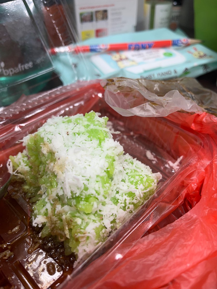 ichigo2111's tweet photo. Dlu masa latihan pusat blaja chess opening nama ruy lopez. Tgh main teringat kuih ni. Hari ni beli just bcause, pastu teringat masa dlu haha😂 https://t.co/rPdVqLBlki