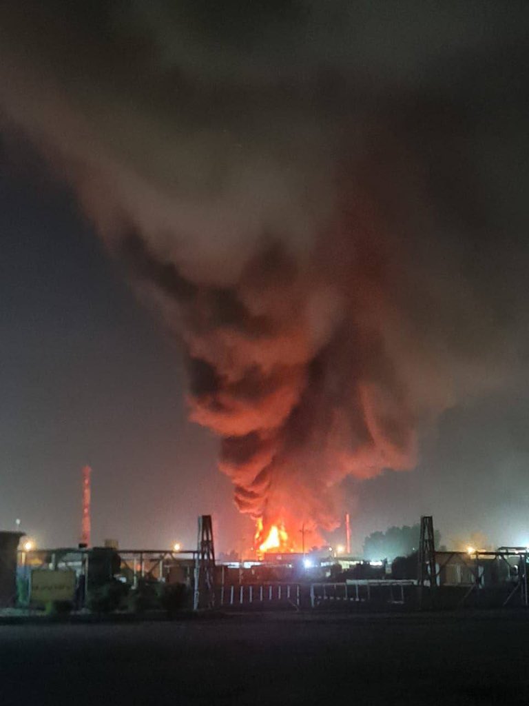 İsrail savaş uçakları, İran'a istihbarat aktardığından şüphe edilen bir Irak radarını başkent Bağdat'ta vurdu.

Adamların saçtığı terör bitmiyor amk. Dün Filistin, Lübnan, Suriye ve Yemen; bugün Irak ve İran. Yarını ancak Allah bilir.