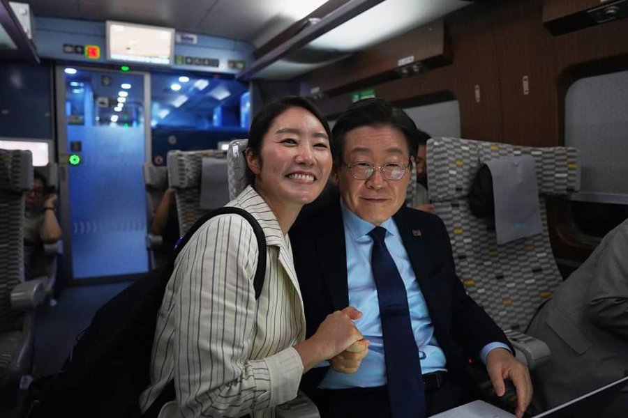 DecayedWorldK's tweet photo. 국민의힘 여자의원이 이랬어봐~
개딸 1찍들 지랄발광 했을텐데 ㅋㅋㅋ https://t.co/vkHNpLc7bA