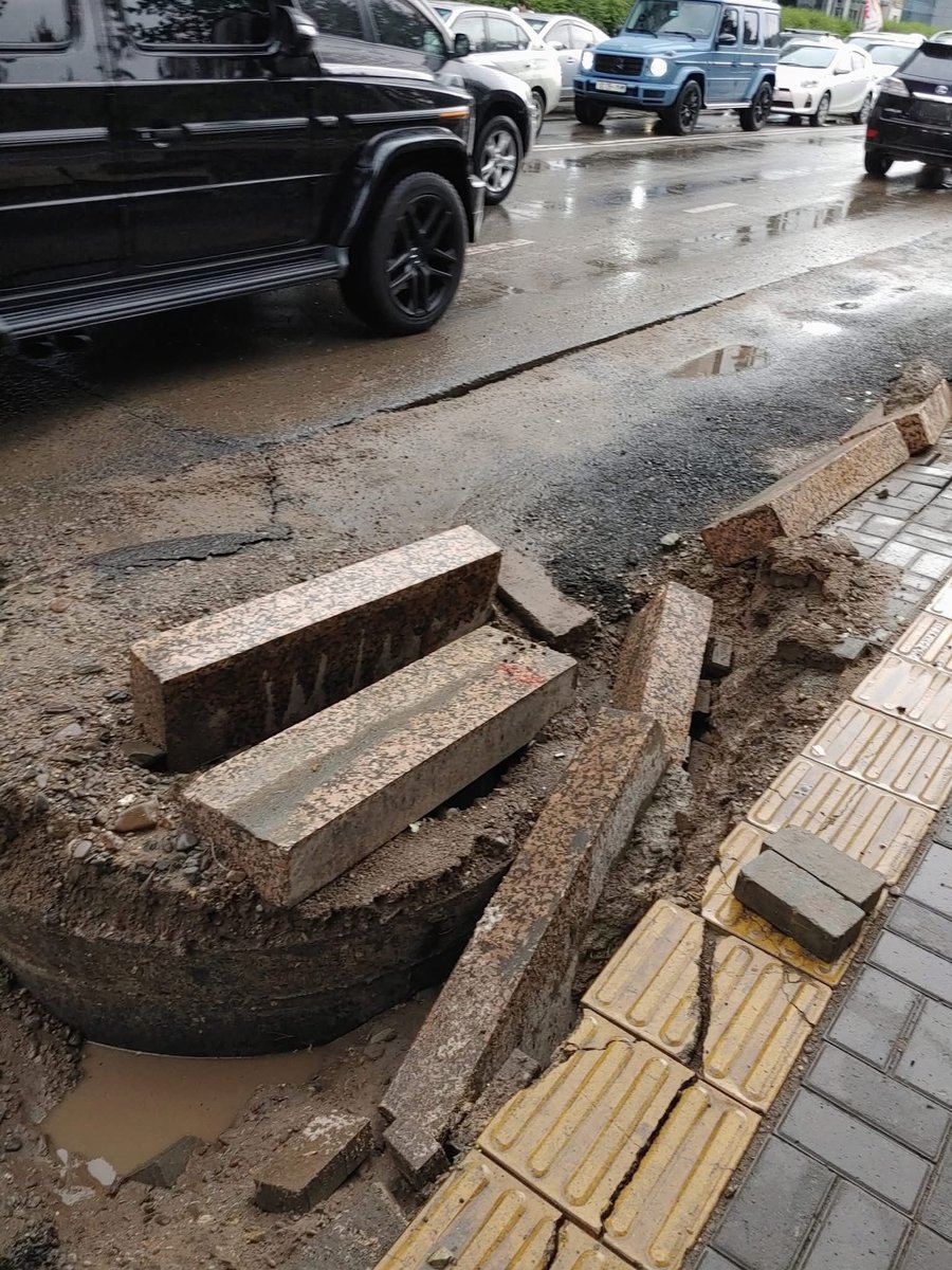 Унгарын ЭСайд хүртэл зураг оруулаад байхад  Нямбаатар хаана байна? гээд хэрэлдээд байхын. Энэ байна хөөе!