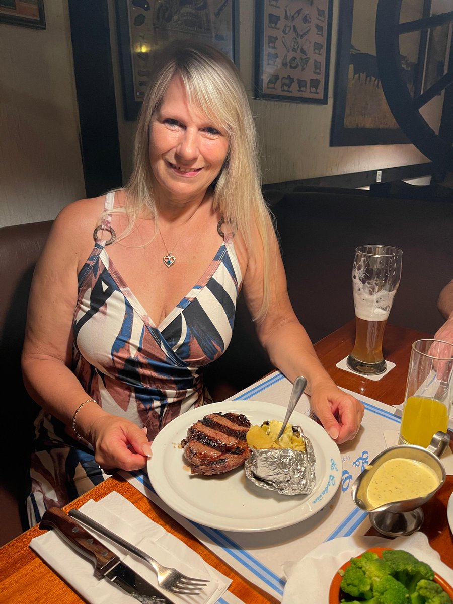 Frivoles gibt es bei mir hier ---> bit.ly/3sOgCw3
schau mal so gehe ich Steak Essen mit zwei Freunden. Und das ohne Höschen. Das siehst du nur in meinem Bereich.