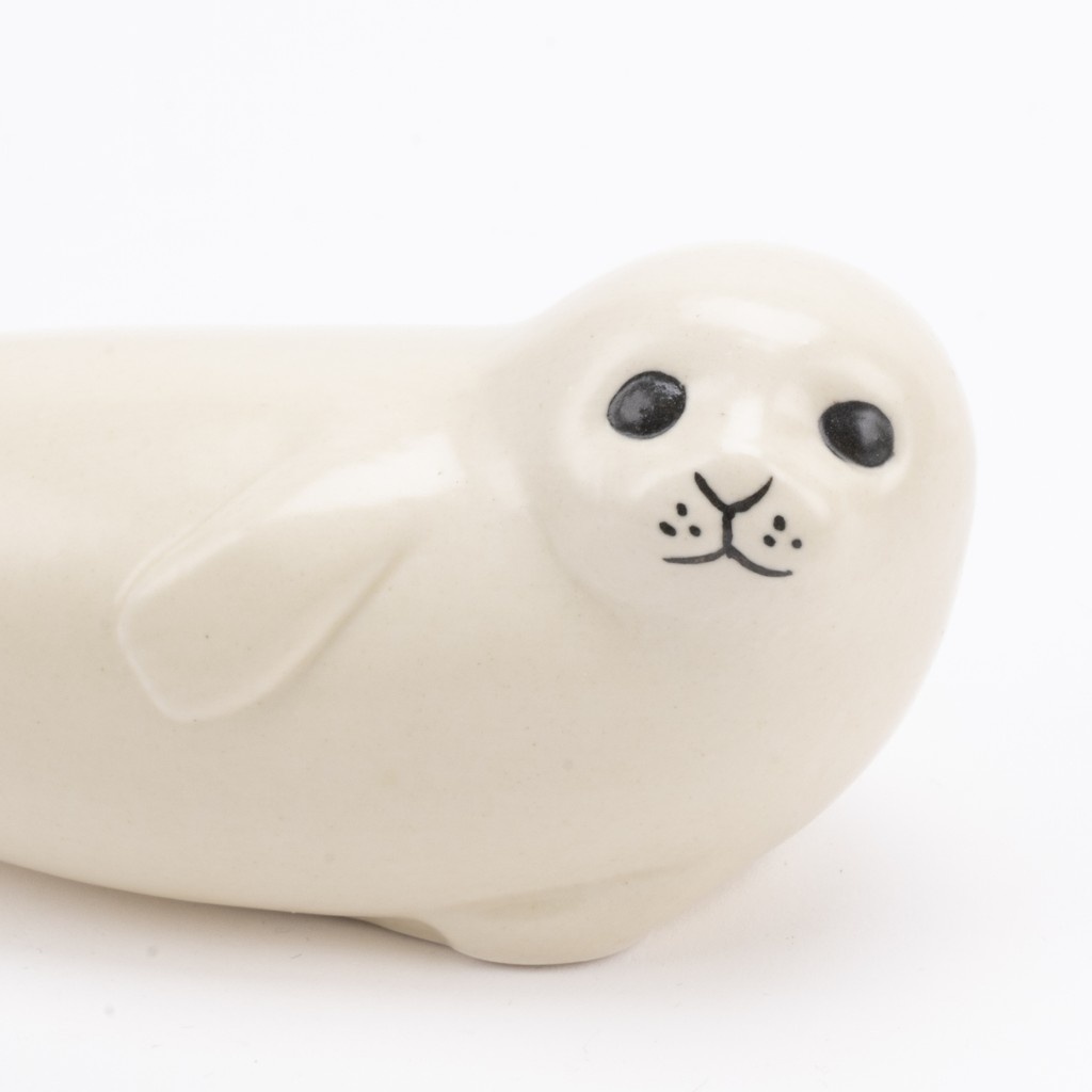【アザラシ ミディアムもお得に🦭】

つるっとした質感で愛嬌のある表情のアザラシの大きいサイズです。
後ろから見たフォルムもとてもかわいい作品です。親子で並べてもかわいいです。

SUMMER SALEにつき、アザラシ ミディアムも10％OFFに！この機会をお見逃しなく！

shop.tonkachi.co.jp/products/ll011