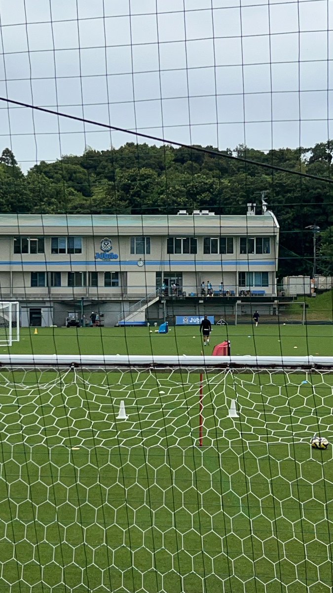 久しぶりの公開練習に行きました。見たかった新加入選手も見れたし、気になる選手の動きも見れたし満足な見学でした。新加入選手も早く試合で見てみたい。ファンサしているハッチンソン監督が”写真、写真”って日本語で楽しそうに言ってて、すごいフレンドリーな感じでした。