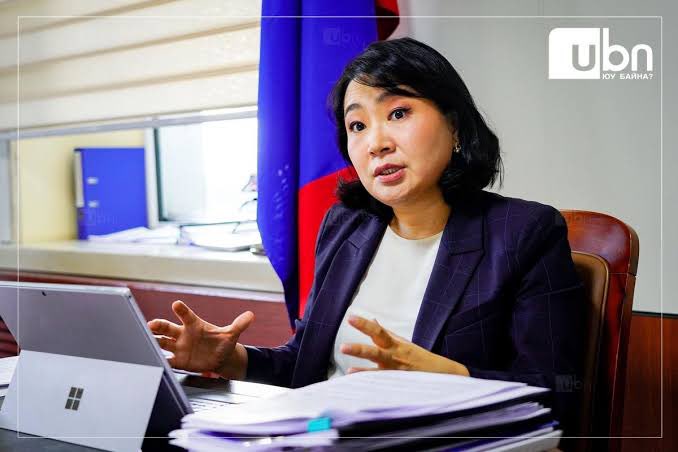 УИХ-д байгаа ганц боловсролтой хуульч мундаг эмэгтэй гишүүнээ яагаад жиргээнд муулаад байна. Монголын бүх хуульч эмэгтэйчүүд дундаас ганцаараа дэлхийн топ хуулийн сургуулийг төгссөн мундаг толгойтой лаг хүүхэн шүү дээ. Монголын төрд ийм эмэгтэйчүүд маш их хэрэгтэй. УИХ-д байгаа