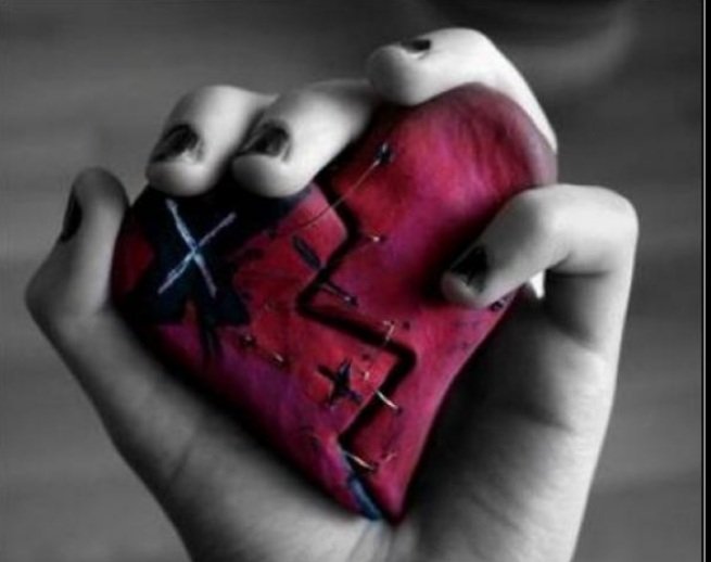 Claro que se puede vivir con el corazón roto.......yo lo hago.