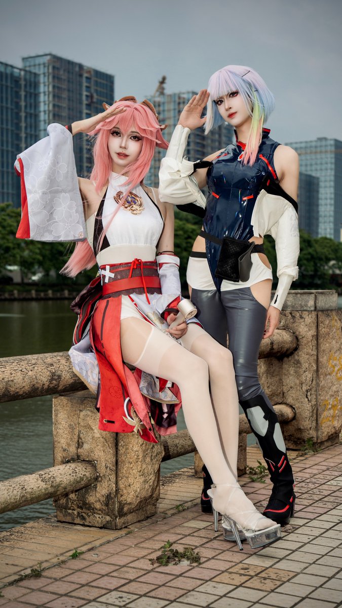 数据流中的意外乱码……这只粉色的狐狸，似乎比荒坂塔还危险。
2025.05 萤火虫漫展场照，一次跨越次元的奇妙组合。
（左）八重神子：<a href="/ioririyui/">伊织yui</a>
（右）Lucy：<a href="/ychngQvQ/">YECHEL夜城</a> 
摄影：@tatsu061
#cosplay #八重神子 #露西 #YaeMiko #Lucy #原神 #赛博朋克2077 #男娘coser