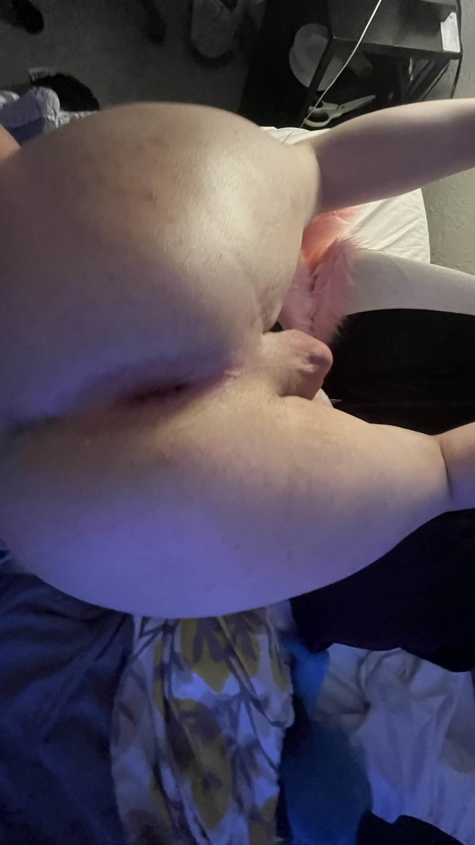 Cuddling with my plushie~
Doesn't my hole look tasty? Bet you all want a lick 🥰🥰