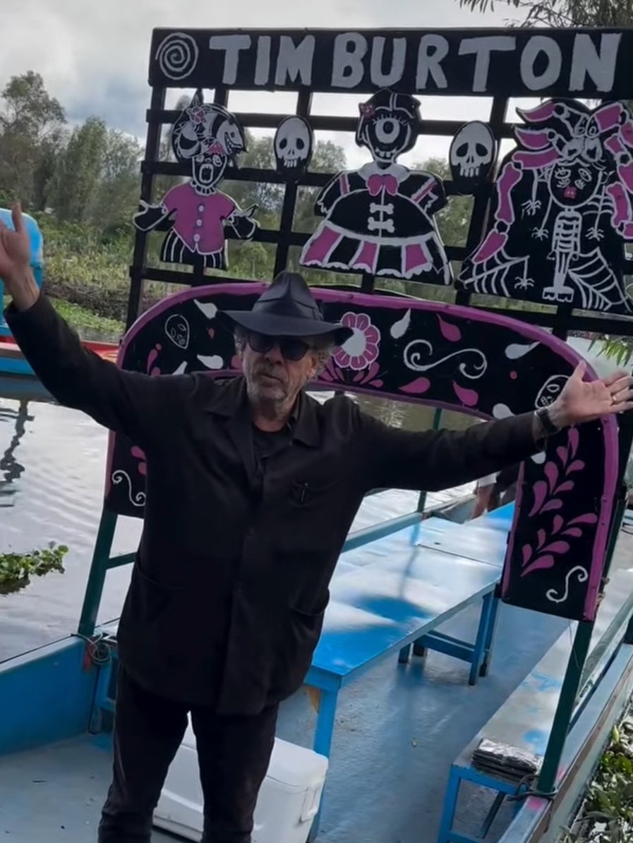 10Alexduran's tweet photo. . #TimBurton visitando #Xochimilco en su visita a #Cdmx 🥹🖤✨🎃 https://t.co/Hi1KZPivwk