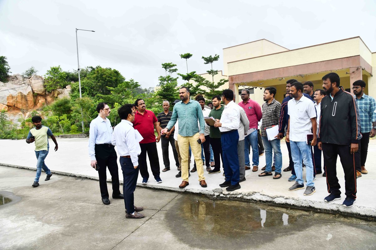 CommissionrGHMC's tweet image. Inspected Katedan Sports Complex today along with AC (Sports), CE (Maintenance), ZC @ZC_Charminar, and other senior officials to review ongoing works and enhancements to the sports infrastructure and timely completion.
#Hyderabad #SportsDevelopment #Ghmc #Telangana…