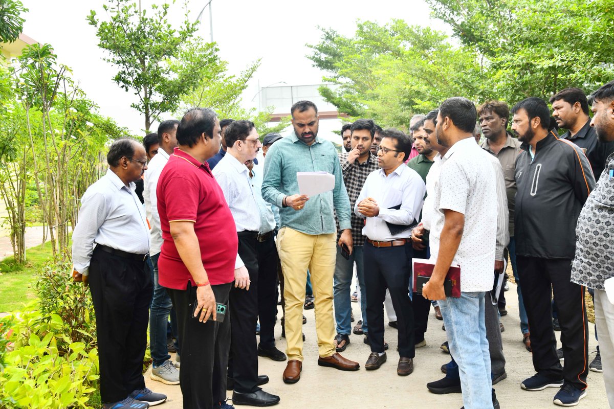 CommissionrGHMC's tweet image. Inspected Katedan Sports Complex today along with AC (Sports), CE (Maintenance), ZC @ZC_Charminar, and other senior officials to review ongoing works and enhancements to the sports infrastructure and timely completion.
#Hyderabad #SportsDevelopment #Ghmc #Telangana…