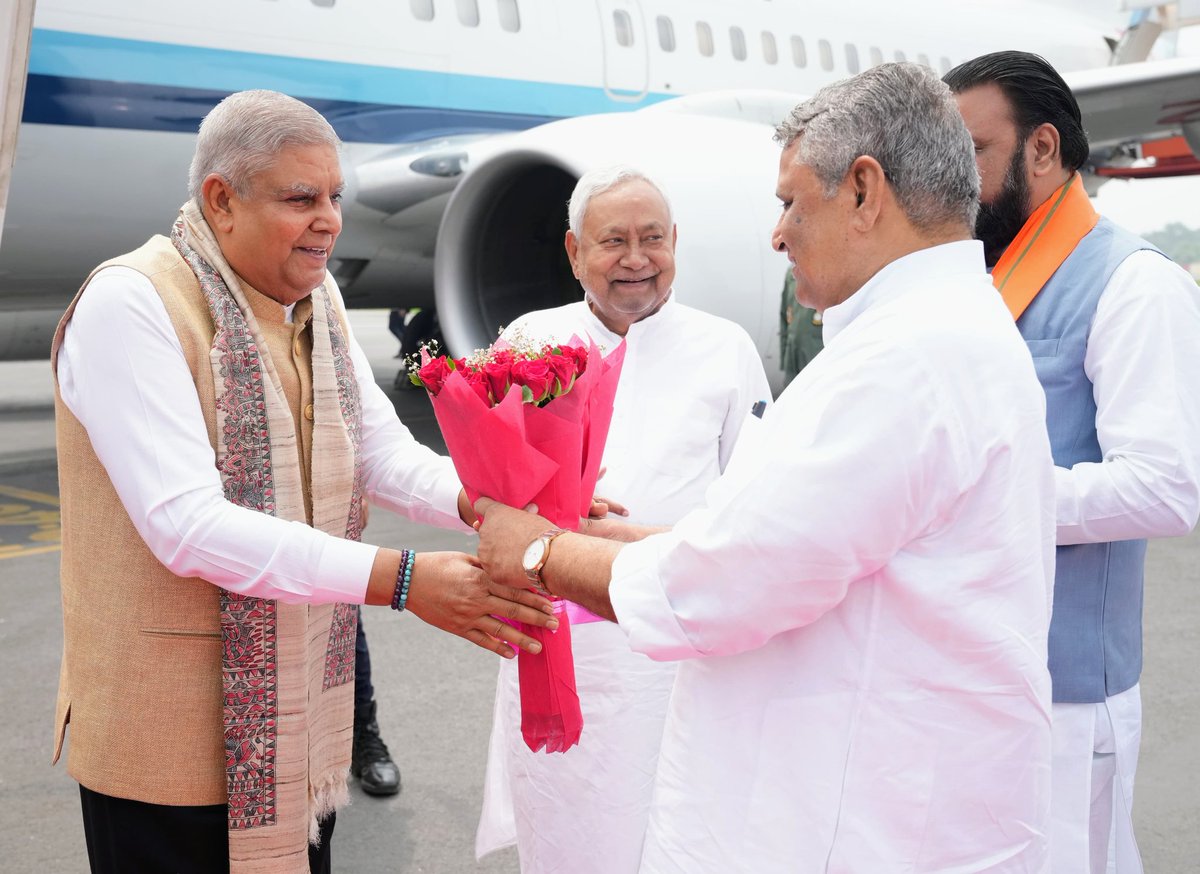 Hon'ble Vice-President, Shri Jagdeep Dhankhar was welcomed by Shri Nitish Kumar Ji, Hon'ble Chief Minister of Bihar, Shri  Samrat Choudhary Ji, Hon'ble Deputy Chief Minister of Bihar, Shri Vijay Choudhary Ji, Hon'ble Minister, Government of Bihar and other dignitaries on his