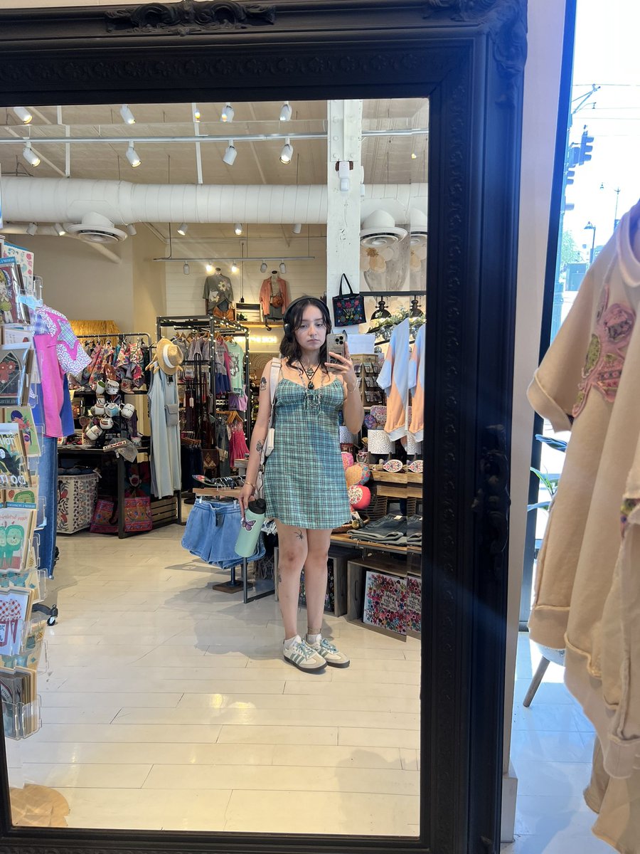 urfavets's tweet photo. Somebody said my feet look big here is it true??? 💔😭 https://t.co/PI9vPguqb6