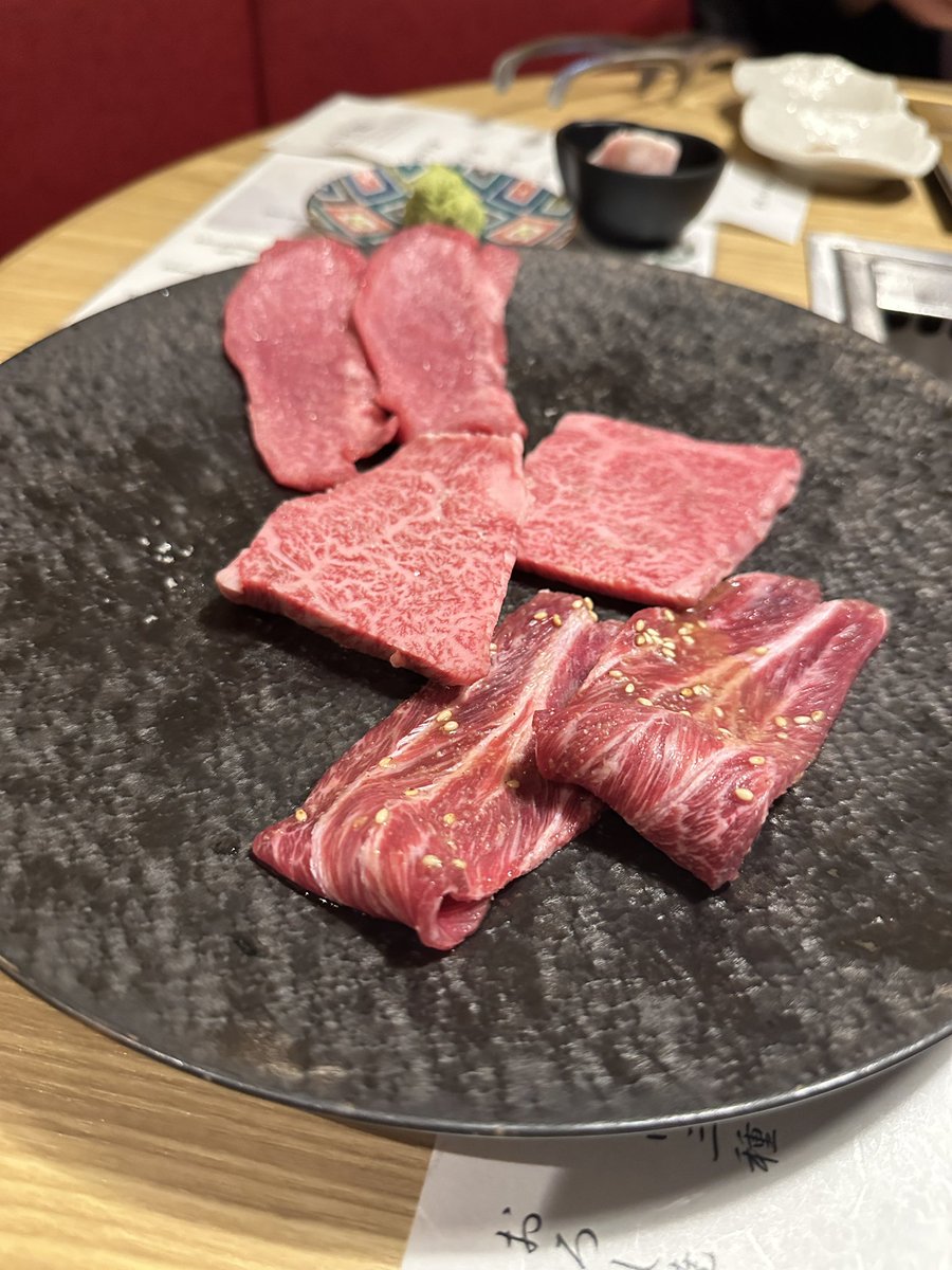 來分享一下在銀座吃的燒肉～！🥩 
這次是和V朋友一起吃的，是獨立包廂耶，好酷～！
狗生第一次吃這麼高級的燒肉，就獻給日本和牛了…💖
看看這個油花🥺