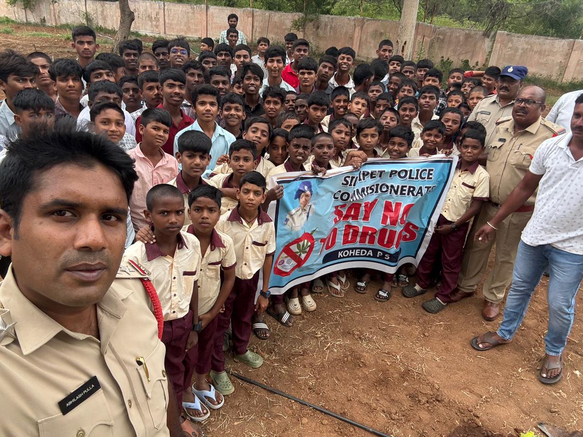 SHO_Koheda_PS (@koheda_ps) on Twitter photo యువత మత్తు పదార్థాలకు దూరంగా ఉండాలంటూ, చిన్న వయసులోనే అవగాహన కల్పించడం ద్వారా విద్యార్థులు మత్తు పదార్థాలు, గంజాయి వంటి వాటికి దూరంగా ఉంటారన్నారు. ఎవరైనా మత్తు పదార్థాలు అమ్మిన, సరఫరా చేసిన, సేవించిన వారి పై కఠిన చర్యలు తీసుకుంటామని హెచ్చరించారు.
<a href="/siddipetcp/">Commissioner of Police, Siddipet</a> <a href="/TG_ANB/">Telangana Anti Narcotics Bureau</a> యువత మత్తు పదార్థాలకు దూరంగా ఉండాలంటూ, చిన్న వయసులోనే అవగాహన కల్పించడం ద్వారా విద్యార్థులు మత్తు పదార్థాలు, గంజాయి వంటి వాటికి దూరంగా ఉంటారన్నారు. ఎవరైనా మత్తు పదార్థాలు అమ్మిన, సరఫరా చేసిన, సేవించిన వారి పై కఠిన చర్యలు తీసుకుంటామని హెచ్చరించారు.
<a href="/siddipetcp/">Commissioner of Police, Siddipet</a> <a href="/TG_ANB/">Telangana Anti Narcotics Bureau</a>