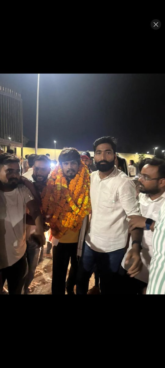 Maneesh25865778's tweet image. आज 3 दिन बाद हमारे रजत भाई को रिहाई मिली है। शेर है हमारे रजत भाई उस माँ को दिल से नमन जिसने ऐसे पूत को जन्म दिया। #SaveVillageSchools #release_upprt_vacancy