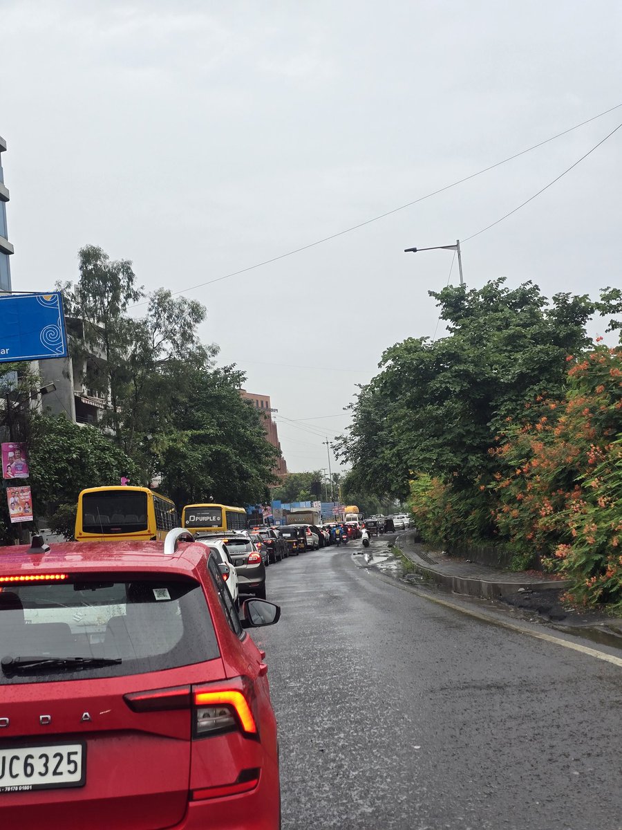 AjayGo4IT's tweet photo. Loved this civil sense.. No police still the right lane is left free at peak morning hours. Radha chowk, Balewadi stadium @IDeaS_TechCen @PuneCityPolice @PuneCityTraffic https://t.co/KW415L1fEX