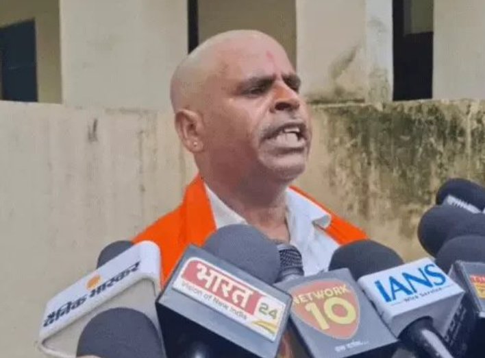 मेरे विचार से इस यादव के साथ ठीक ही हुआ है। क्योंकि ब्राह्मण, क्षत्रिय और वैश्य के अलावा सब शूद्र की कैटेगरी में आते है। तो मनुस्मृति के अनुसार एक शूद्र कैसे कथा वाचक बन सकता है लेकिन ऐसे लोग मानने वाले नहीं हैं। चाहे 100 जूते पड़ें ये तो पंडित बनना ही चाहते हैं। और बनो कथावाचक..