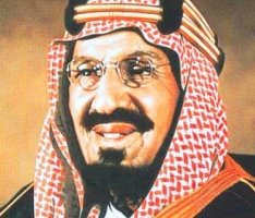 اجمل مقولات الملك عبدالعزيز
إن هذا المكان بُدئ منه توحيد المملكة من خلال 63 فرداً،وجُمع الشعب،وكونت الوحدة في هذه البلاد على كتاب الله وسنة رسوله وهذا،ولله الحمد،توفيق من الله للملك عبدالعزيز ورجاله أن يوحّدوا هذه البلاد،وأصبحت بلادا موحدة تعتز بدينها وتعمل بكتاب الله وسنة رسوله.